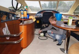 Услуга «Сухая и влажная уборка помещений» в яхт-клубе «Адмирал»
